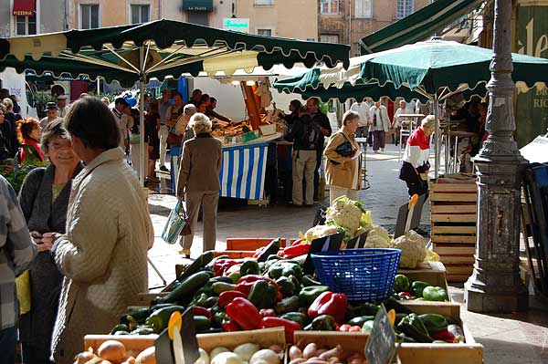 Marktwirtschaft - Wochenmarkt in Frankreich